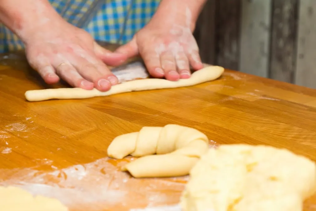 Primer plano de un croissant de hojaldre, textura dorada y crocante