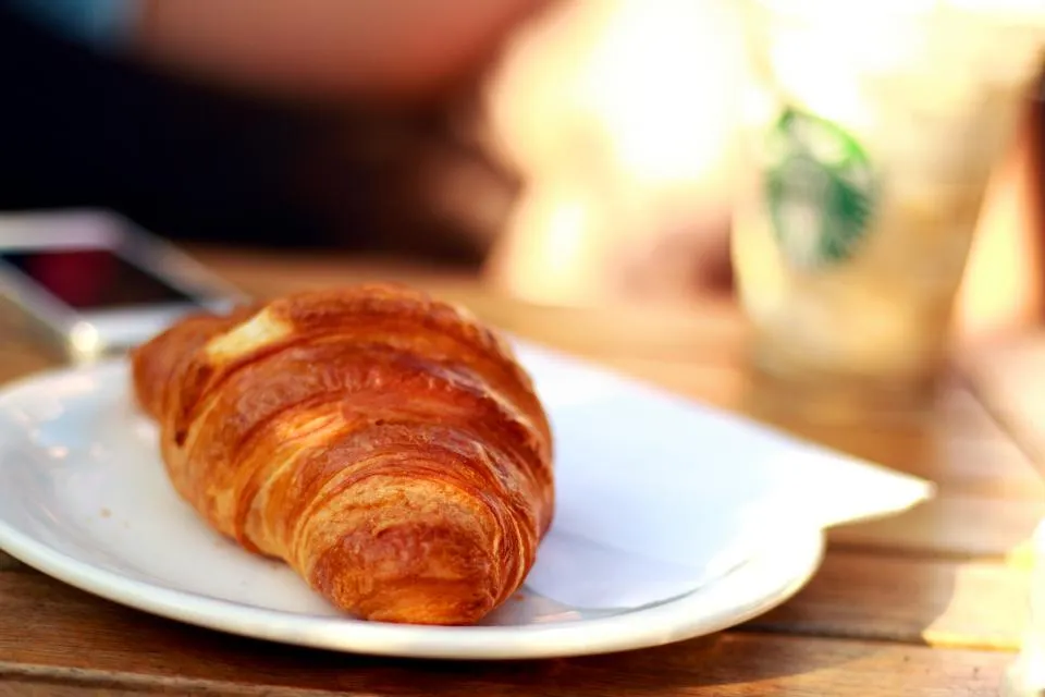 Croissants dorados y hojaldrados recién horneados