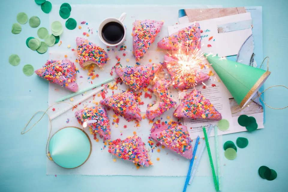 Torta decorada con chispas de colores, ambiente festivo